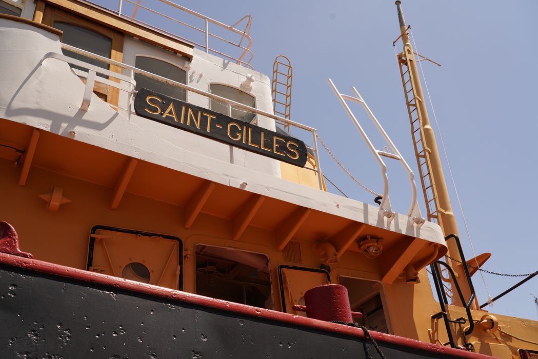 bateau de service : remorqueur portuaire et de haute mer dit Le Saint Gilles