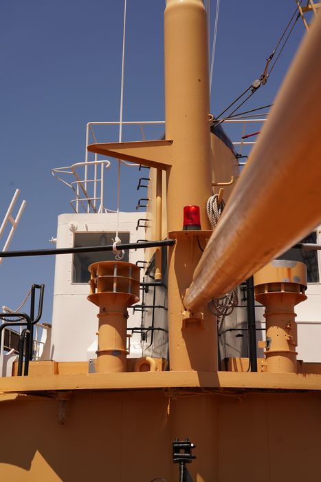bateau de service : remorqueur portuaire et de haute mer dit Le Saint Gilles