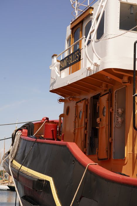 bateau de service : remorqueur portuaire et de haute mer dit Le Saint Gilles