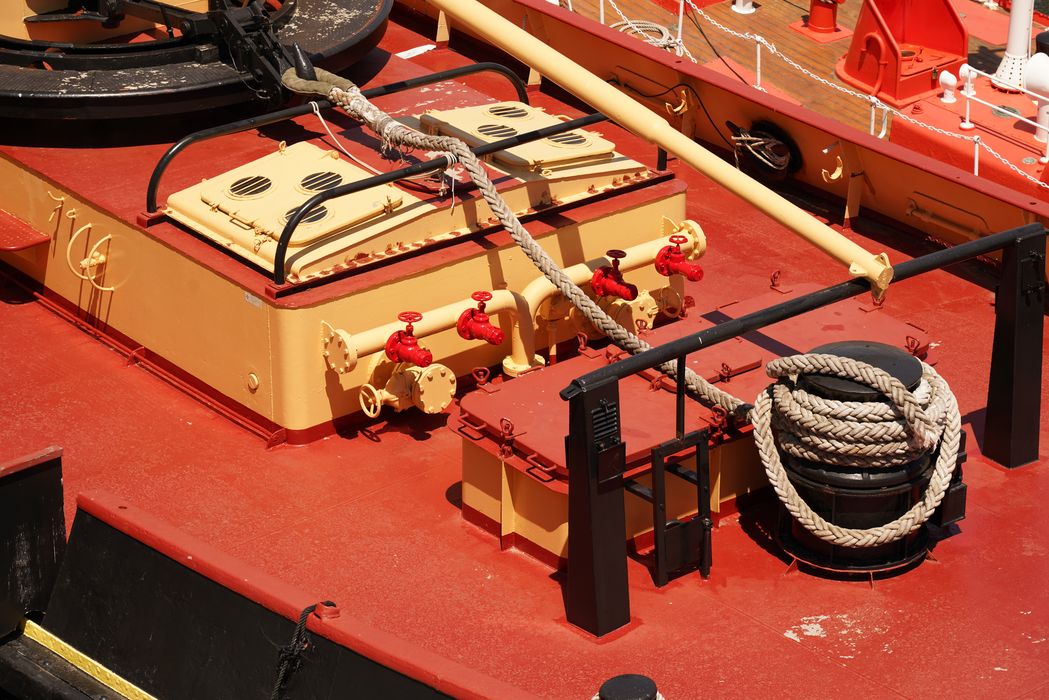 bateau de service : remorqueur portuaire et de haute mer dit Le Saint Gilles