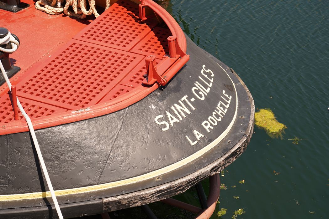 bateau de service : remorqueur portuaire et de haute mer dit Le Saint Gilles