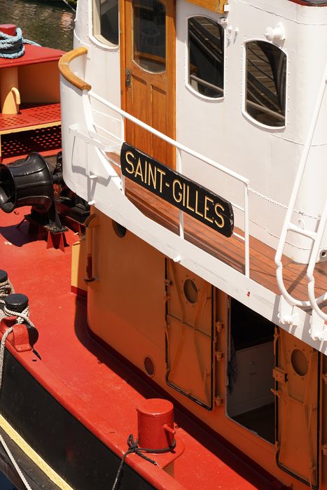 bateau de service : remorqueur portuaire et de haute mer dit Le Saint Gilles