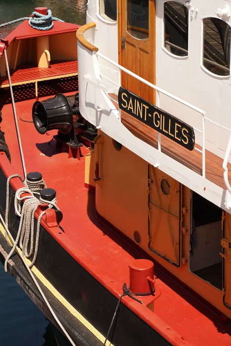 bateau de service : remorqueur portuaire et de haute mer dit Le Saint Gilles