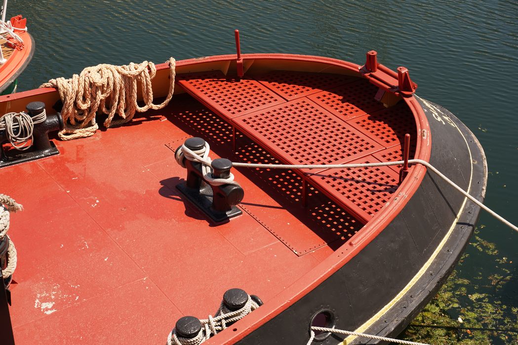 bateau de service : remorqueur portuaire et de haute mer dit Le Saint Gilles
