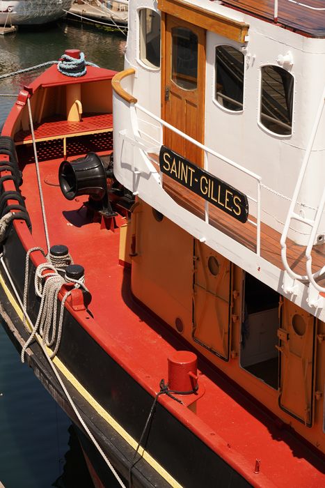 bateau de service : remorqueur portuaire et de haute mer dit Le Saint Gilles