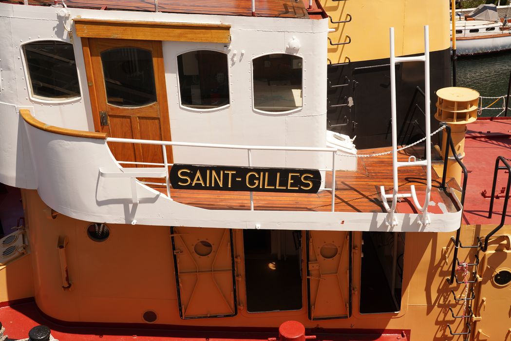 bateau de service : remorqueur portuaire et de haute mer dit Le Saint Gilles
