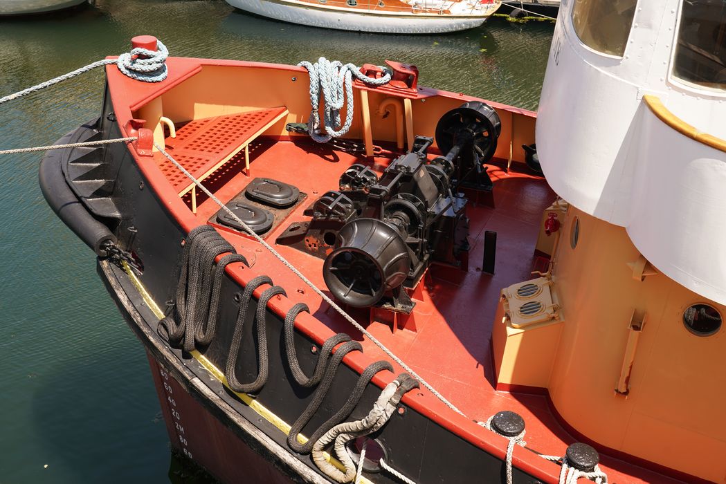 bateau de service : remorqueur portuaire et de haute mer dit Le Saint Gilles