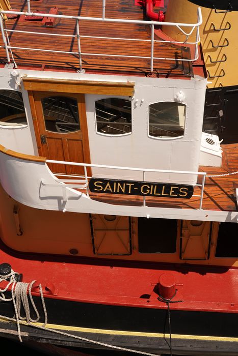 bateau de service : remorqueur portuaire et de haute mer dit Le Saint Gilles