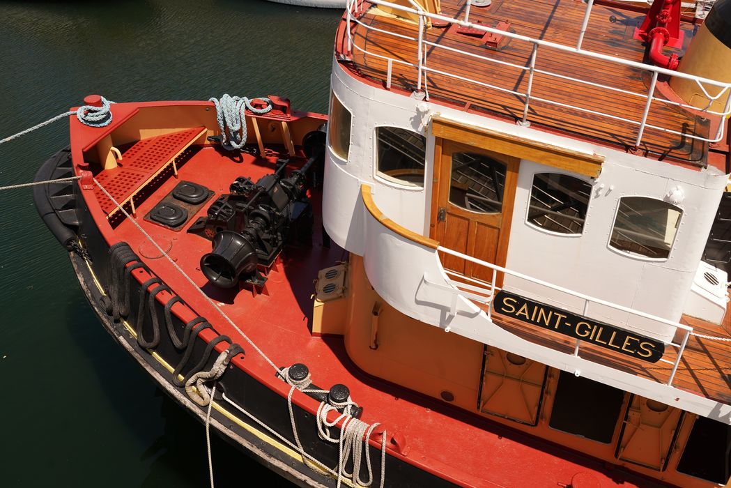 bateau de service : remorqueur portuaire et de haute mer dit Le Saint Gilles