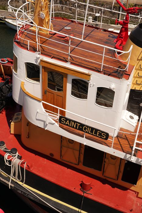 bateau de service : remorqueur portuaire et de haute mer dit Le Saint Gilles