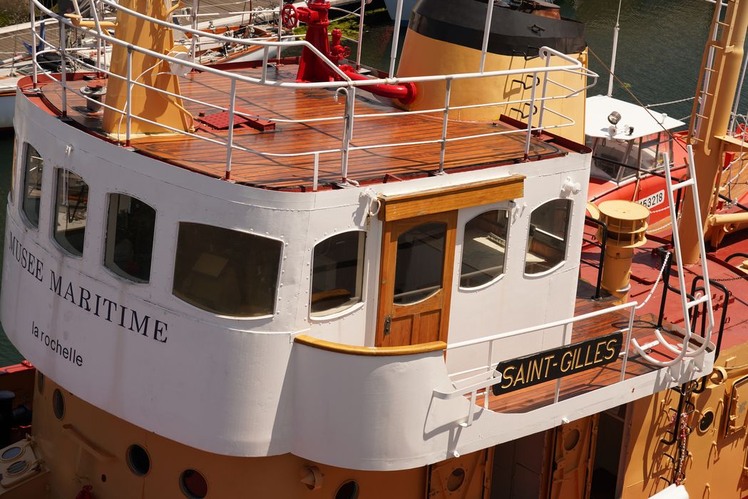 bateau de service : remorqueur portuaire et de haute mer dit Le Saint Gilles