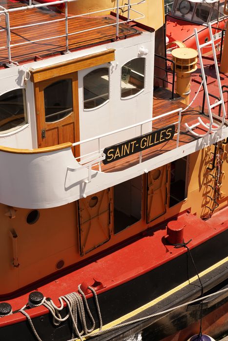 bateau de service : remorqueur portuaire et de haute mer dit Le Saint Gilles