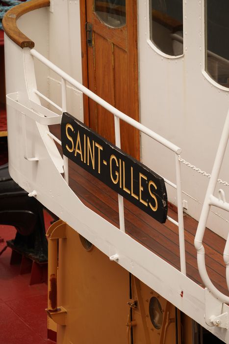 bateau de service : remorqueur portuaire et de haute mer dit Le Saint Gilles