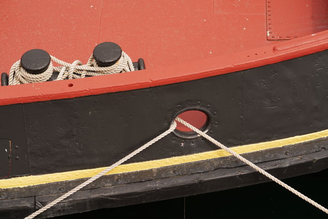 bateau de service : remorqueur portuaire et de haute mer dit Le Saint Gilles