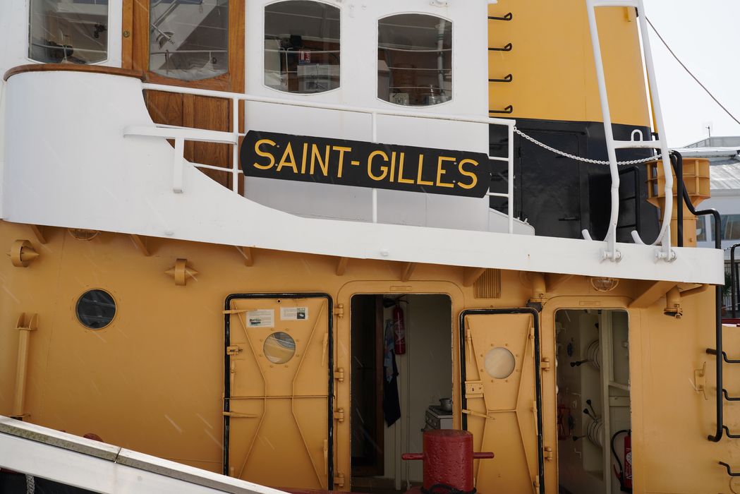 bateau de service : remorqueur portuaire et de haute mer dit Le Saint Gilles