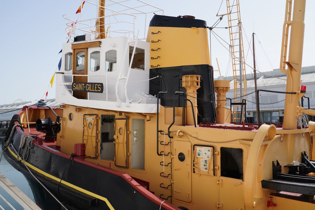bateau de service : remorqueur portuaire et de haute mer dit Le Saint Gilles