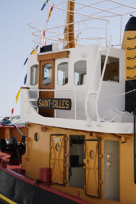 bateau de service : remorqueur portuaire et de haute mer dit Le Saint Gilles