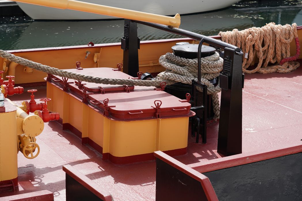 bateau de service : remorqueur portuaire et de haute mer dit Le Saint Gilles