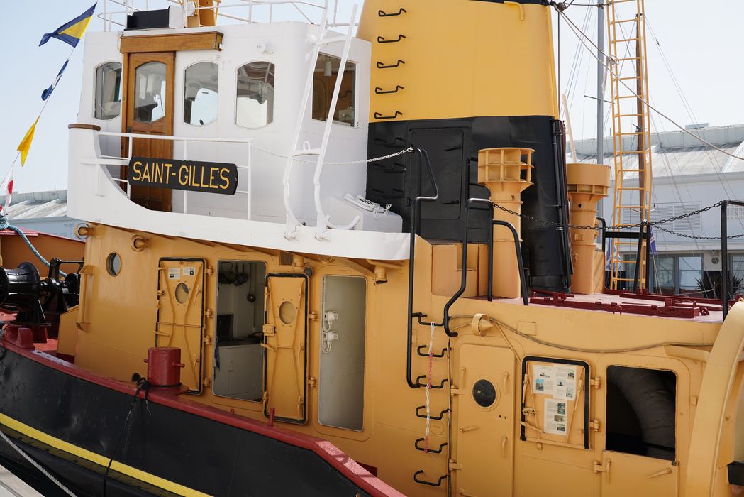 bateau de service : remorqueur portuaire et de haute mer dit Le Saint Gilles