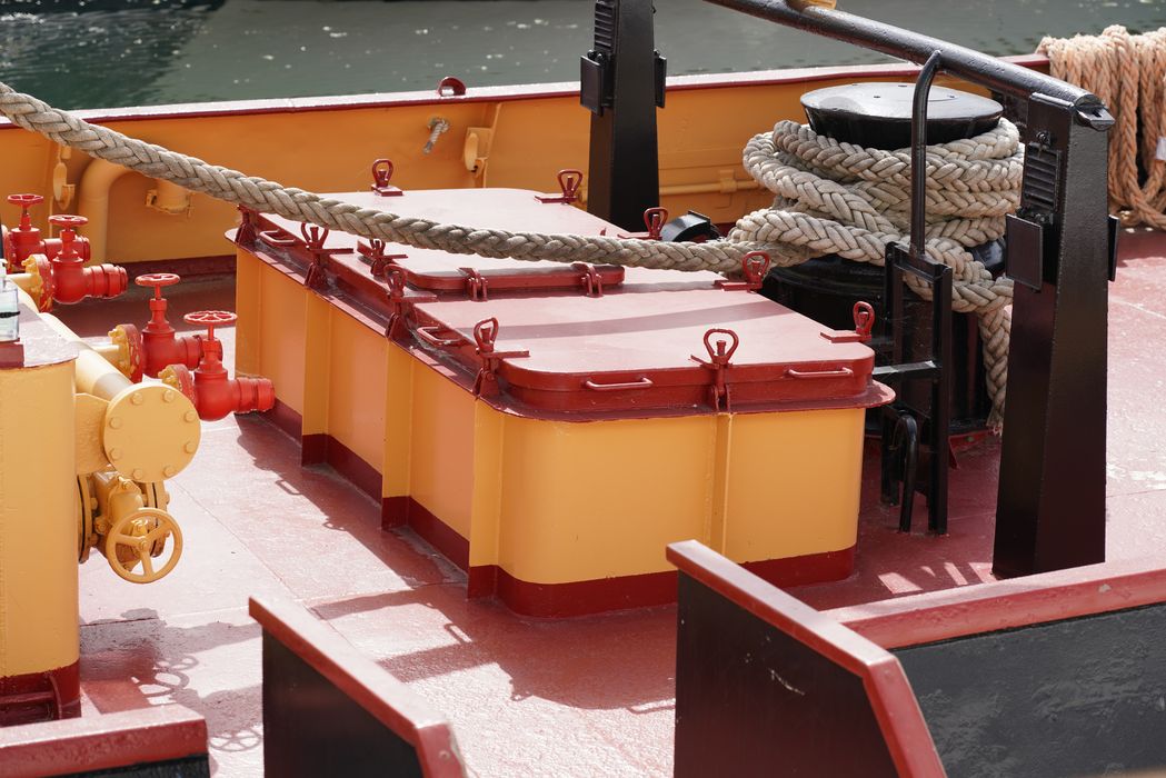 bateau de service : remorqueur portuaire et de haute mer dit Le Saint Gilles