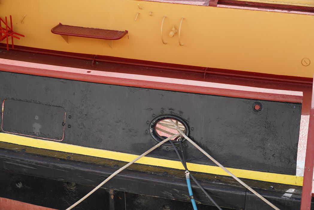 bateau de service : remorqueur portuaire et de haute mer dit Le Saint Gilles
