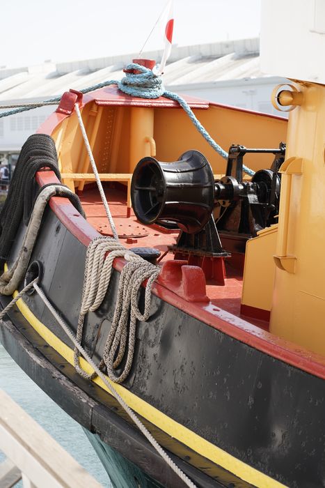 bateau de service : remorqueur portuaire et de haute mer dit Le Saint Gilles