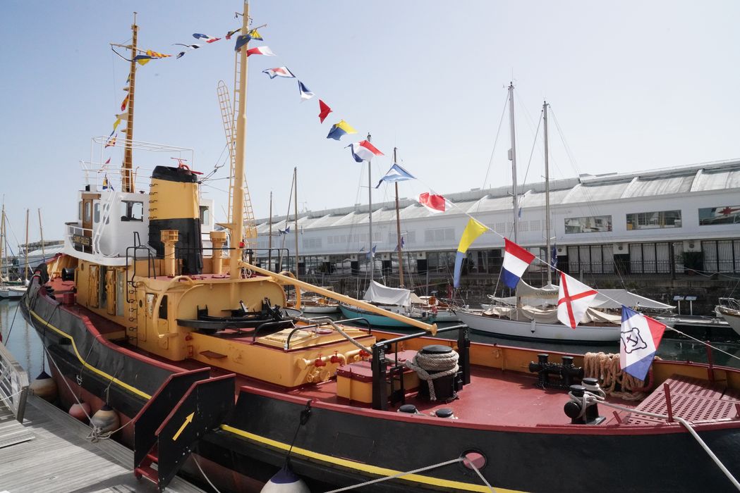 bateau de service : remorqueur portuaire et de haute mer dit Le Saint Gilles
