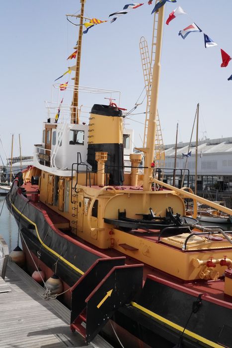 bateau de service : remorqueur portuaire et de haute mer dit Le Saint Gilles