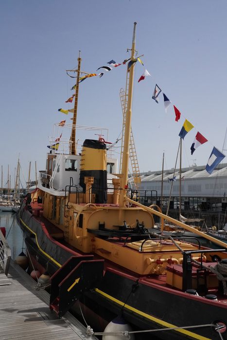 bateau de service : remorqueur portuaire et de haute mer dit Le Saint Gilles
