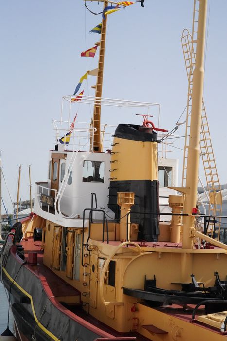 bateau de service : remorqueur portuaire et de haute mer dit Le Saint Gilles