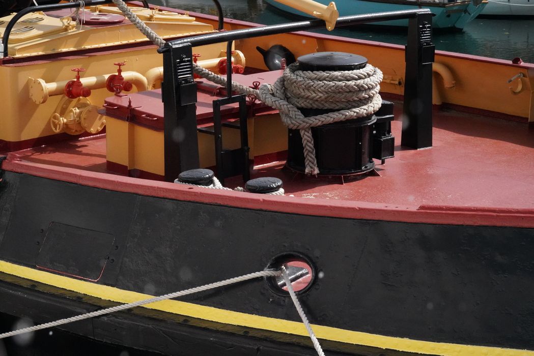 bateau de service : remorqueur portuaire et de haute mer dit Le Saint Gilles