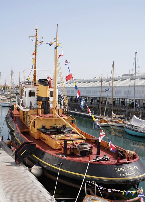 bateau de service : remorqueur portuaire et de haute mer dit Le Saint Gilles