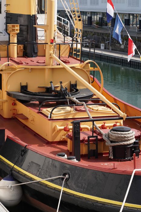 bateau de service : remorqueur portuaire et de haute mer dit Le Saint Gilles