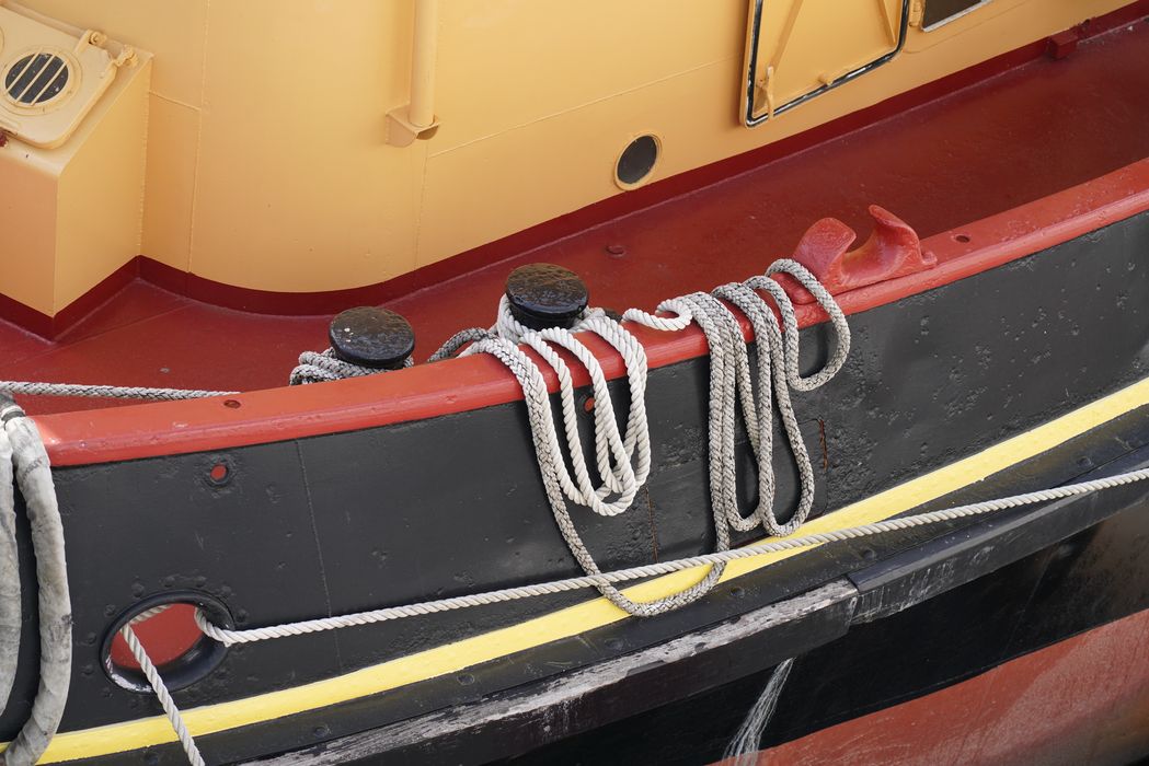 bateau de service : remorqueur portuaire et de haute mer dit Le Saint Gilles