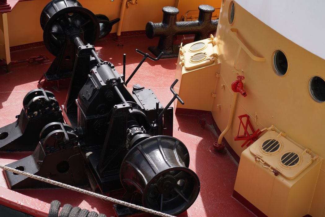 bateau de service : remorqueur portuaire et de haute mer dit Le Saint Gilles