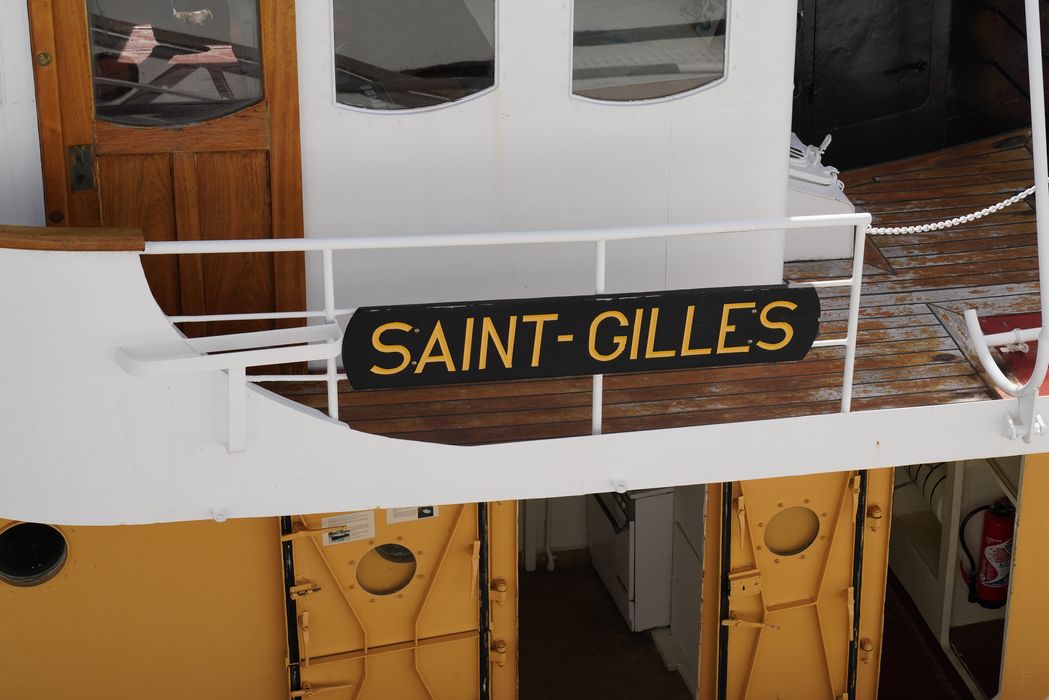 bateau de service : remorqueur portuaire et de haute mer dit Le Saint Gilles