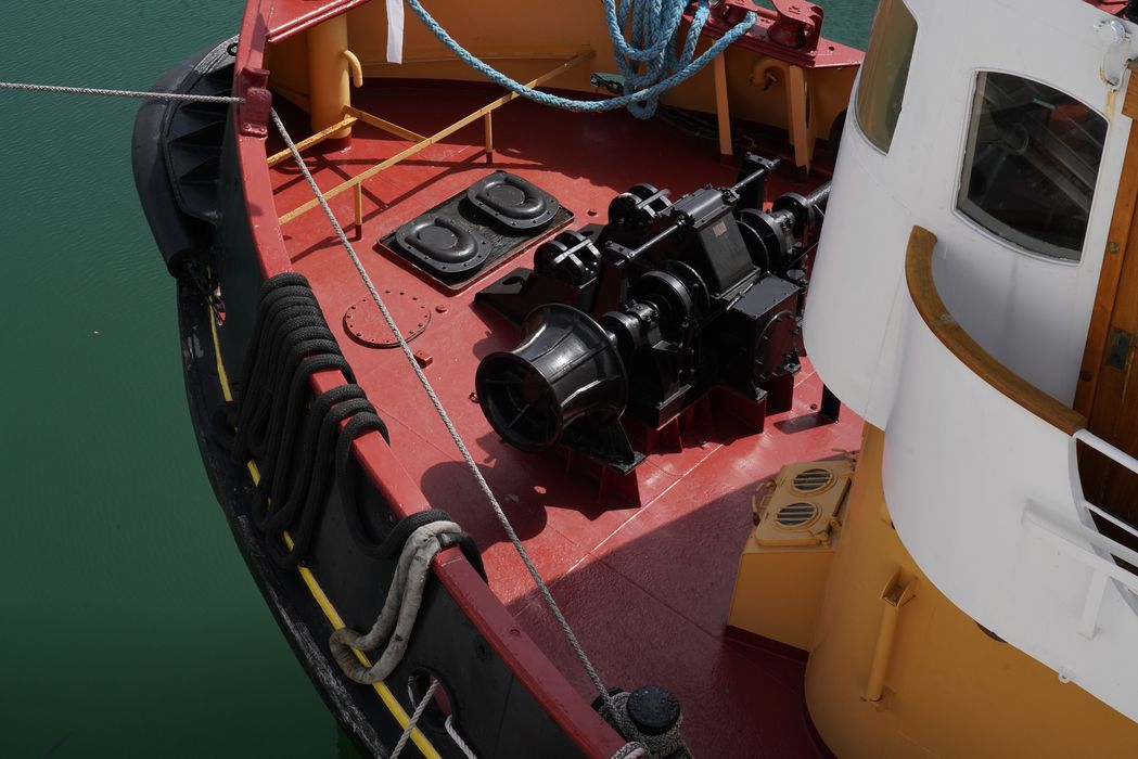 bateau de service : remorqueur portuaire et de haute mer dit Le Saint Gilles