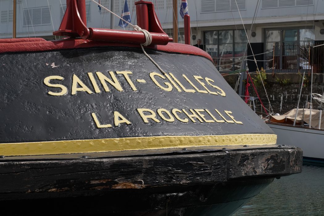bateau de service : remorqueur portuaire et de haute mer dit Le Saint Gilles