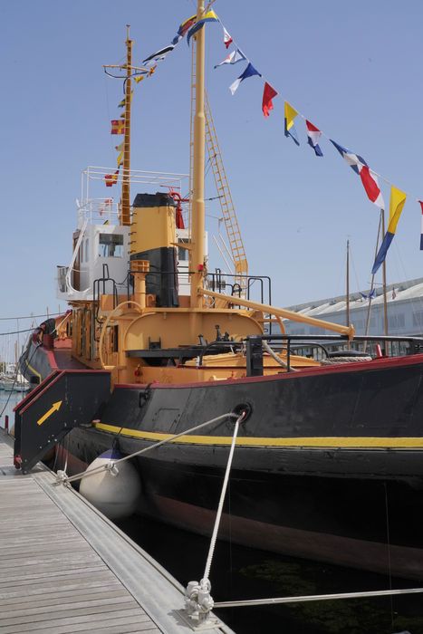 bateau de service : remorqueur portuaire et de haute mer dit Le Saint Gilles