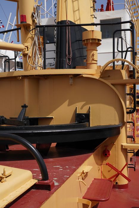 bateau de service : remorqueur portuaire et de haute mer dit Le Saint Gilles