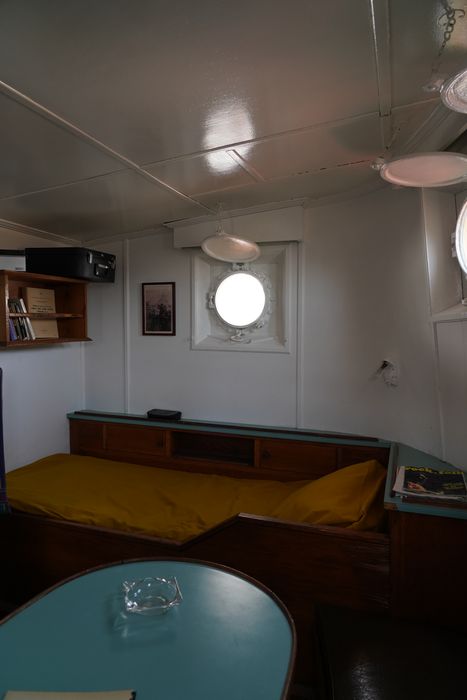 bateau de service : remorqueur portuaire et de haute mer dit Le Saint Gilles