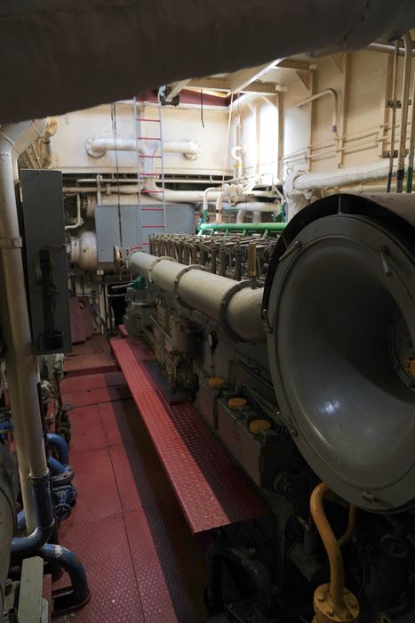 bateau de service : remorqueur portuaire et de haute mer dit Le Saint Gilles