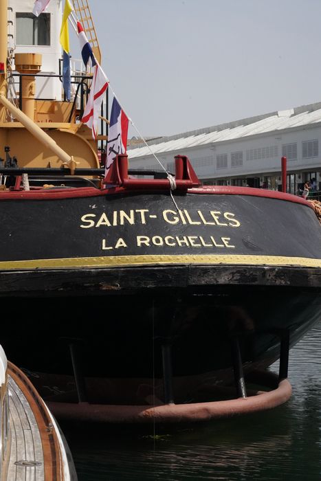 bateau de service : remorqueur portuaire et de haute mer dit Le Saint Gilles