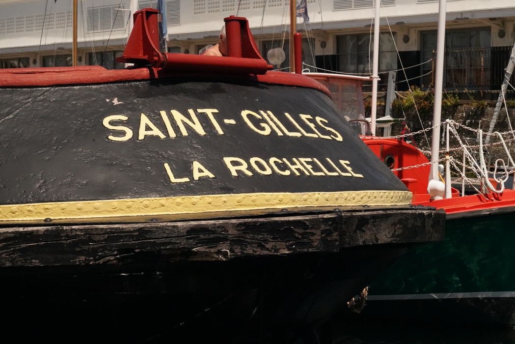 bateau de service : remorqueur portuaire et de haute mer dit Le Saint Gilles