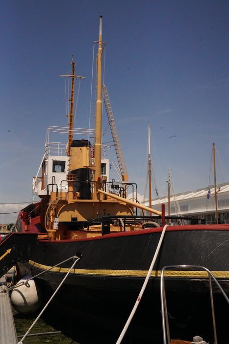 bateau de service : remorqueur portuaire et de haute mer dit Le Saint Gilles