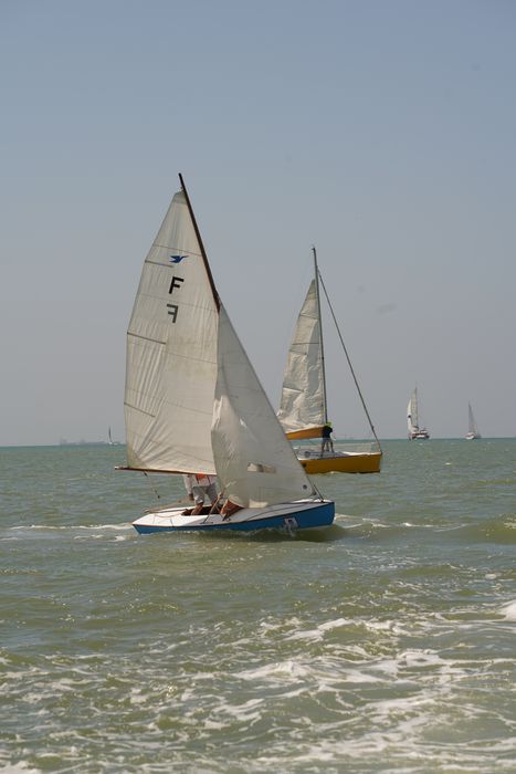 bateau de plaisance : bateau sans nom, dériveur de type Snipe, dériveur léger de type Snype
