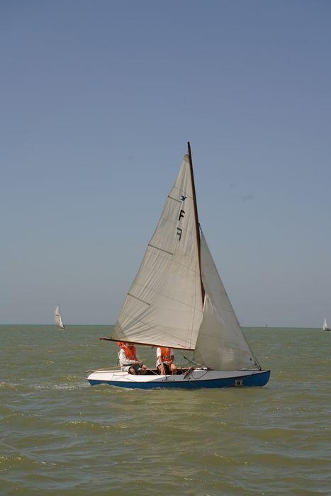 bateau de plaisance : bateau sans nom, dériveur de type Snipe, dériveur léger de type Snype