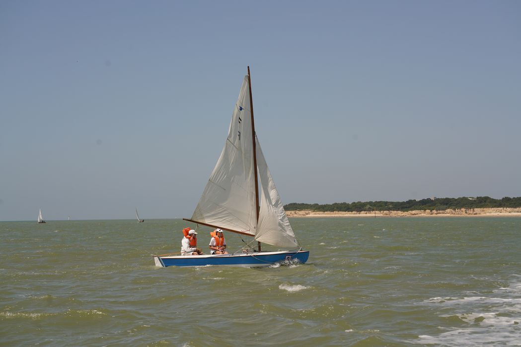 bateau de plaisance : bateau sans nom, dériveur de type Snipe, dériveur léger de type Snype