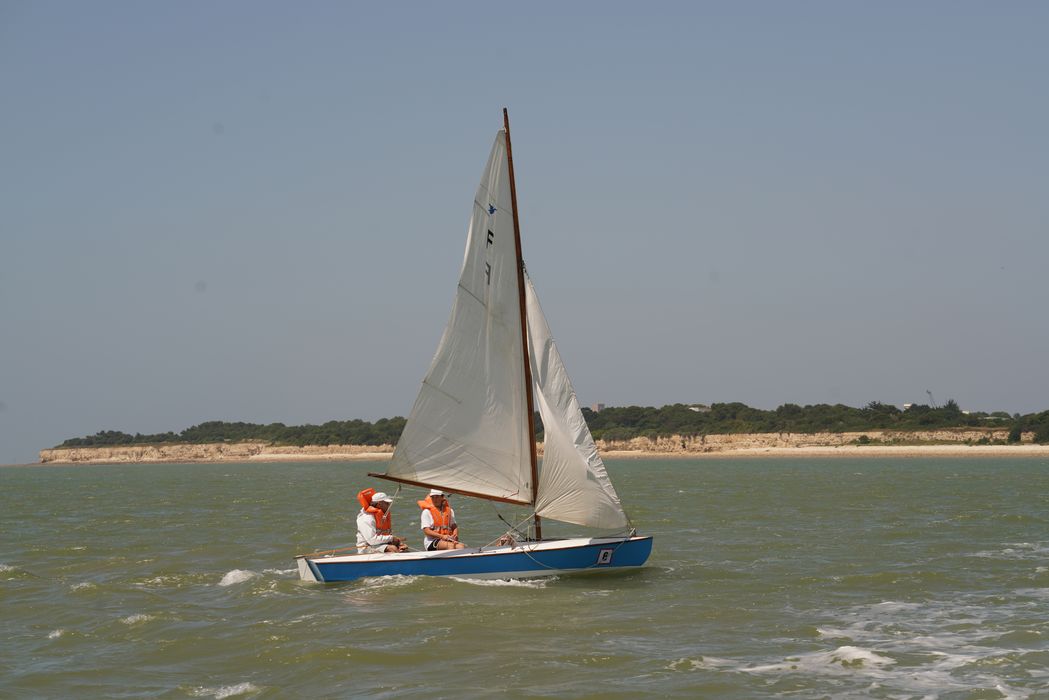 bateau de plaisance : bateau sans nom, dériveur de type Snipe, dériveur léger de type Snype