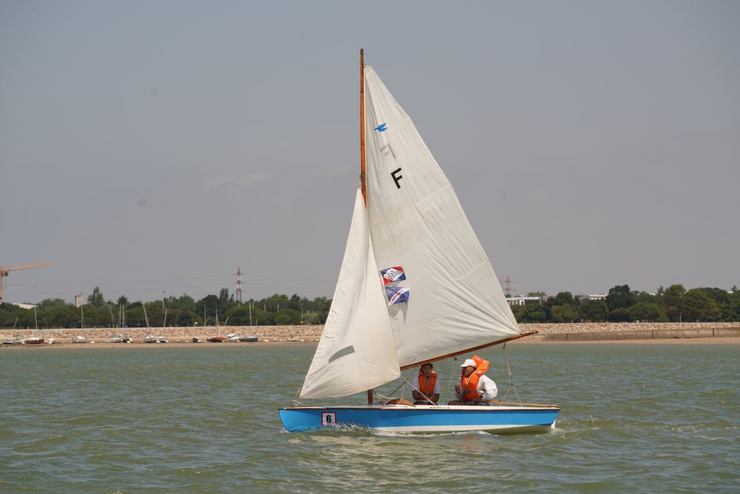 bateau de plaisance : bateau sans nom, dériveur de type Snipe, dériveur léger de type Snype